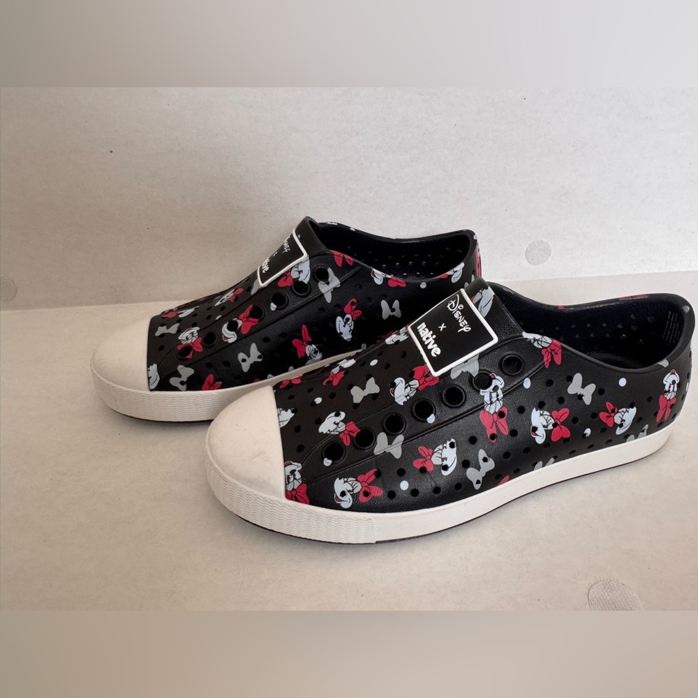 Native Disney x Native Minnie Mouse collaboration size Men’s 4/Womens 6